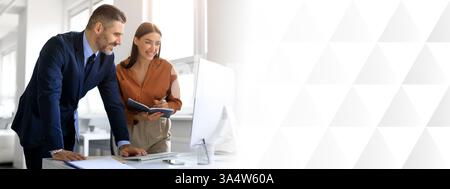 Team aziendale che collabora in un ambiente d'ufficio moderno per il successo dei progetti Foto Stock