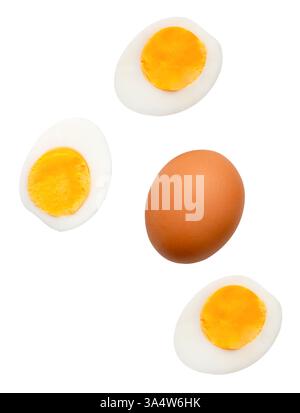 Vista dall'alto, il set di uova di pollo crude e uova di pollo cotte o bollite con tuorlo d'uovo in tre metà è isolato su sfondo bianco con pa ritagliato Foto Stock