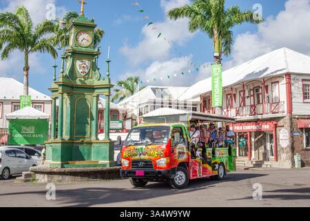 Basseterre St. Saint Kitts e Nevis, il circo, il Berkeley Memorial, la torre dell'orologio, il monumento storico, la struttura in ghisa verde, l'architetto vittoriano Foto Stock
