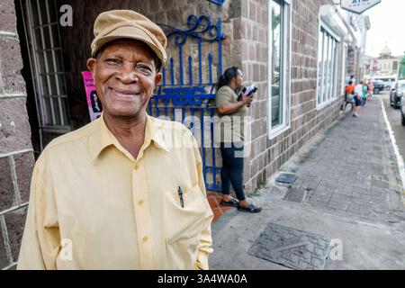 Basseterre St. Saint Kitts e Nevis, vicino a Fort Street, cittadino anziano nero africano, ritratto sorridente, gente caraibica, residente locale, urban sc Foto Stock
