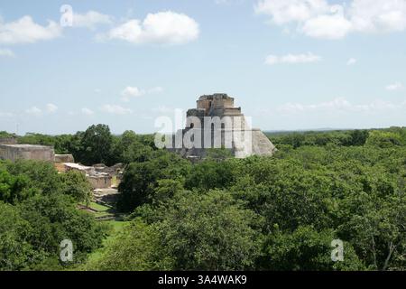 Messico. Yucantan. Uxmal. Piramide del mago e della giungla. Foto Stock