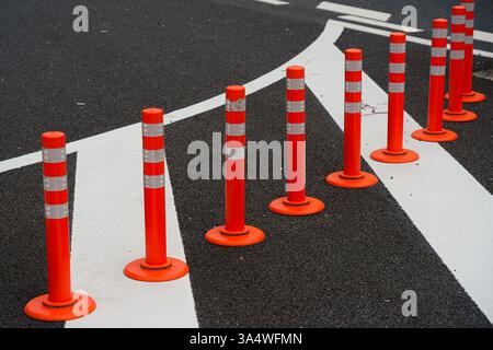 Osaka, Giappone - 21 settembre 2024, vista ravvicinata di una fila di coni stradali rossi in piedi su una strada asfaltata, senza persone, Osaka, Giappone Foto Stock