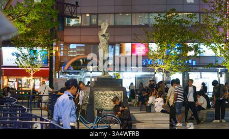 Osaka, Giappone - 22 settembre 2024, veduta della statua di bronzo della dea della pace, di notte, con alberi sullo sfondo, Osaka, Giappone Foto Stock