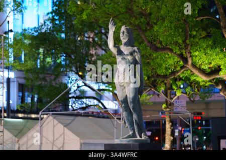 Osaka, Giappone - 22 settembre 2024, veduta della statua di bronzo della dea della pace, di notte, con alberi sullo sfondo, senza gente, Osaka, Giappone Foto Stock
