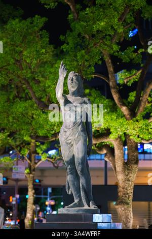 Osaka, Giappone - 22 settembre 2024, veduta della statua di bronzo della dea della pace, di notte, con alberi sullo sfondo, senza gente, Osaka, Giappone Foto Stock