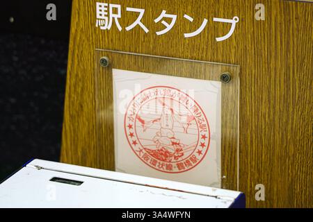 Osaka, Giappone - 22 settembre 2024, vista ravvicinata del francobollo eki, timbratrice della stazione, presso la stazione ferroviaria JR di Osaka, Giappone Foto Stock