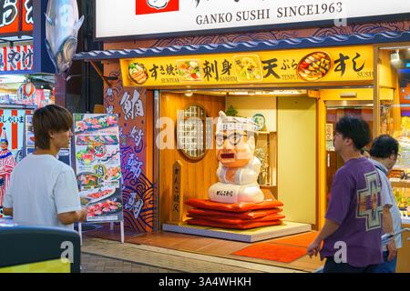 Osaka, Giappone - 22 settembre 2024, vista panoramica del cartello del ristorante asiatico nel quartiere di Dotonbori, di notte, con illuminazione, Osaka, Giappone Foto Stock