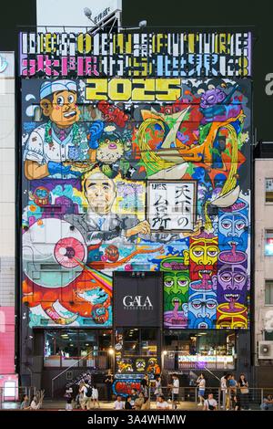 Osaka, Giappone - 22 settembre 2024, vista panoramica della facciata dell'hotel completamente ricoperta da una varietà di graffiti e Street art, sulla corniche Foto Stock