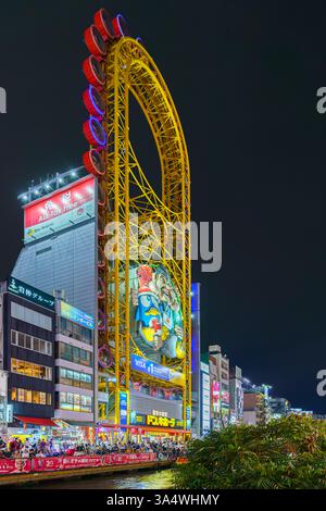 Osaka, Giappone - 22 settembre 2024, vista panoramica dal basso del complesso per lo shopping e l'intrattenimento Don Quijote Dotonbori e della ruota panoramica, nel quartiere Dotonbori Foto Stock