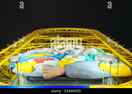 Osaka, Giappone - 22 settembre 2024, vista panoramica dal basso del complesso per lo shopping e l'intrattenimento Don Quijote Dotonbori e della ruota panoramica, nel quartiere Dotonbori Foto Stock