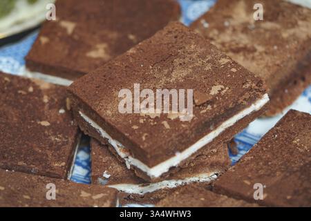Quadrati di dessert al cioccolato disposti su un piatto decorativo Foto Stock