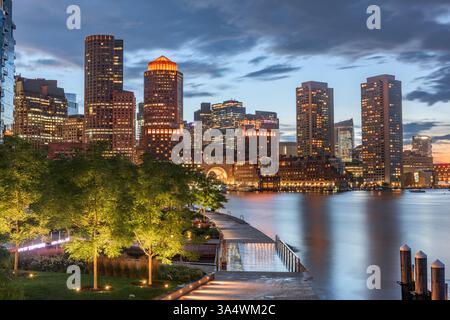 Boston, Massachusetts, USA, skyline del centro cittadino e porto al crepuscolo. Foto Stock