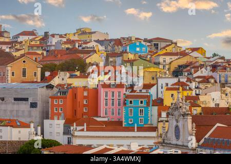 Paesaggio urbano di case tradizionali colorate nel centro storico di Lisbona, Portogallo. Foto Stock