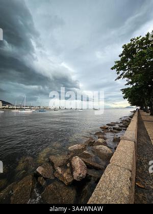 Nuvole di tempesta sulla baia di Guanabara viste da Mureta da Urca - Rio de Janeiro, Brasile Foto Stock