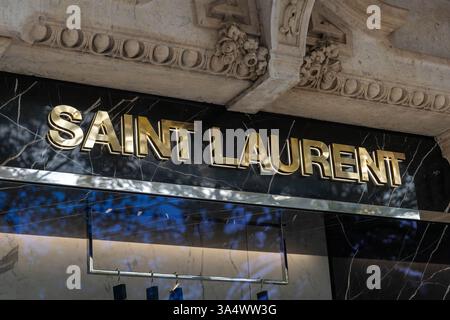 Logo Saint Laurent in oro lucido sopra la vetrina. Foto Stock