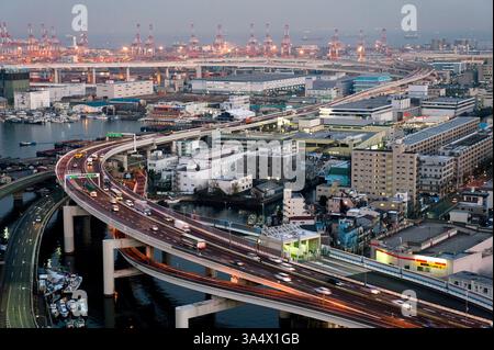 Vista aerea della strada sopraelevata che attraversa l'area portuale industriale di Yokohama, Kanagawa, Giappone. Foto Stock
