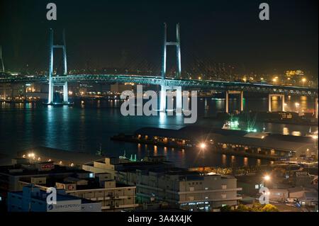 Vista aerea del ponte della baia di Yokohama e dell'area portuale industriale di Yokohama e dei moli del porto, Yokohama, Kanagawa, Giappone. Foto Stock