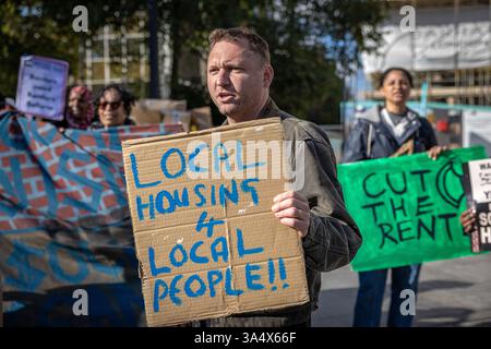 Manifestanti che tengono dei cartelli in una manifestazione del London Renters Union nel London Borough of Brent. Foto Stock