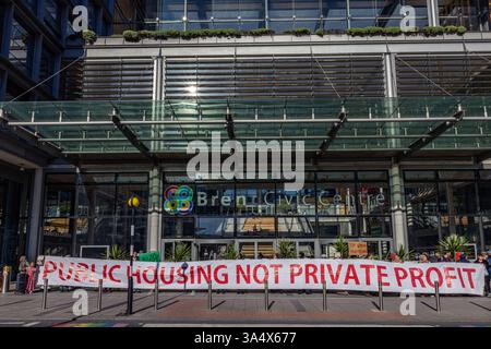 Manifestanti che tengono dei cartelli in una manifestazione del London Renters Union nel London Borough of Brent. Foto Stock