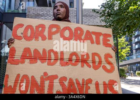 Manifestanti che tengono dei cartelli in una manifestazione del London Renters Union nel London Borough of Brent. Foto Stock