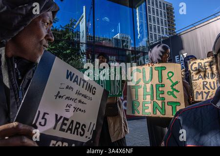 Manifestanti che tengono dei cartelli in una manifestazione del London Renters Union nel London Borough of Brent. Foto Stock