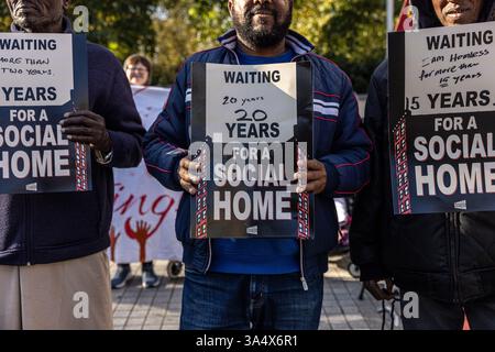 Manifestanti che tengono dei cartelli in una manifestazione del London Renters Union nel London Borough of Brent. Foto Stock