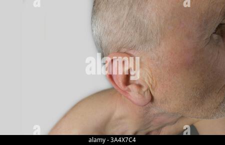 Anziano pensionato con difficoltà uditive Foto Stock