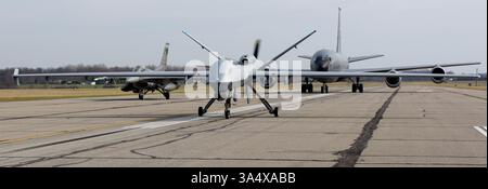 Un mq-9 Reaper assegnato al 178th Wing, un KC-135 Stratotanker del 121st Air Refueling Wing e un F-16 Fighting Falcon del 180th Fighter W Foto Stock