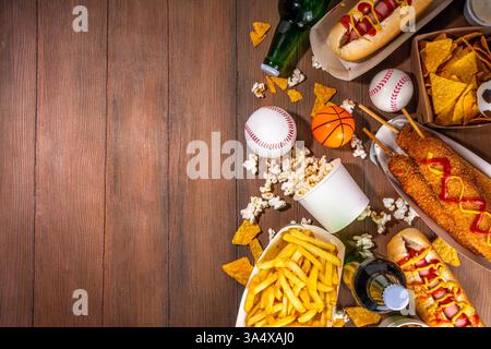 Piatti tradizionali dello stadio e birra di sottofondo, set di vari tipi di baseball, pallacanestro, tifosi di football e spuntini dello stadio, patatine, salse, hot dog, wi-fi Foto Stock