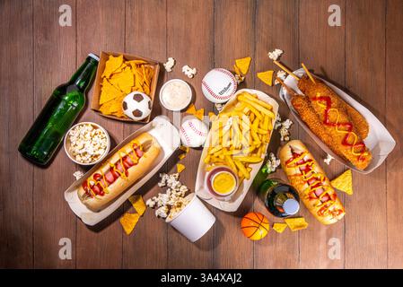 Piatti tradizionali dello stadio e birra di sottofondo, set di vari tipi di baseball, pallacanestro, tifosi di football e spuntini dello stadio, patatine, salse, hot dog, wi-fi Foto Stock