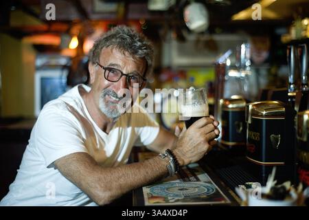 Foto del file datata 28-03-2012 di Eddie Jordan gode di una pinta di Guinness al Toucan Bar di Soho, Londra, dopo aver appreso che sarà nominato ufficiale dell'Impero britannico. L'ex proprietario del team di Formula 1, esperto televisivo e imprenditore Eddie Jordan è morto all'età di 76 anni, come ha annunciato la sua famiglia. Data di pubblicazione: Giovedì 20 marzo 2025. Foto Stock