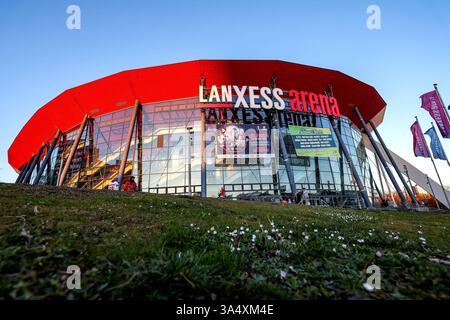 18.03.2025, Lanxess-Arena Köln Aussenansicht im Sonnenuntergang zur Blauen Stunde Nordrhein-Westfalen Deutschland *** 18 03 2025, Lanxess Arena Colonia Vista esterna al tramonto durante l'ora blu della Renania settentrionale-Vestfalia Germania Foto Stock
