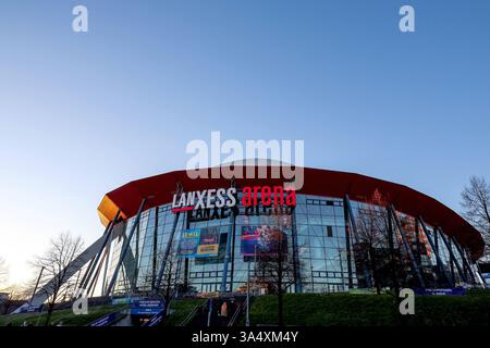 18.03.2025, Lanxess-Arena Köln Aussenansicht im Sonnenuntergang zur Blauen Stunde Nordrhein-Westfalen Deutschland *** 18 03 2025, Lanxess Arena Colonia Vista esterna al tramonto durante l'ora blu della Renania settentrionale-Vestfalia Germania Foto Stock
