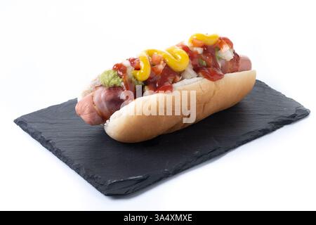 Hot dog di Sonora. Tradizionale hot dog messicano isolato su sfondo bianco Foto Stock