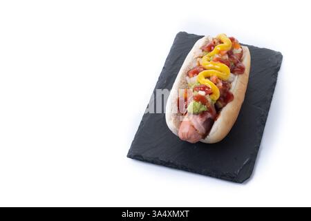 Hot dog di Sonora. Tradizionale hot dog messicano isolato su sfondo bianco Foto Stock