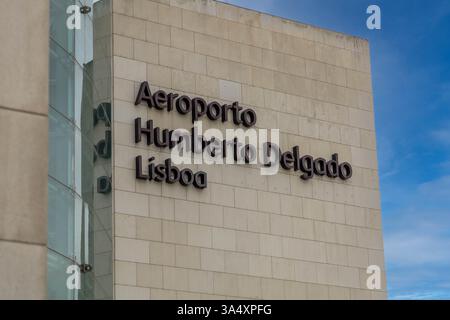 Cartello con il logo Airport Lisbon sull'edificio. Aeroporto LIS di Lisbona Portela, formalmente chiamato Aeroporto Humberto Delgado di Lisbona. Foto Stock