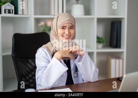 Cura incentrata sul paziente e professionalità. Un operatore sanitario amichevole pronto ad assistere i pazienti con sicurezza. Foto Stock