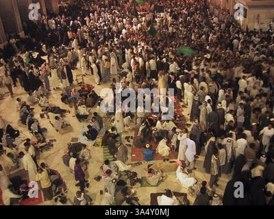 Xxi Aprile 2003 durante il primo Ashura, folle delirante marzo all'interno di uno dei due grandi moschee sciite di Karbala, Iraq. Foto Stock