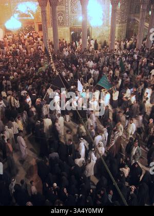 Xxi Aprile 2003 durante il primo Ashura, folle delirante marzo all'interno di uno dei due grandi moschee sciite di Karbala, Iraq. Foto Stock