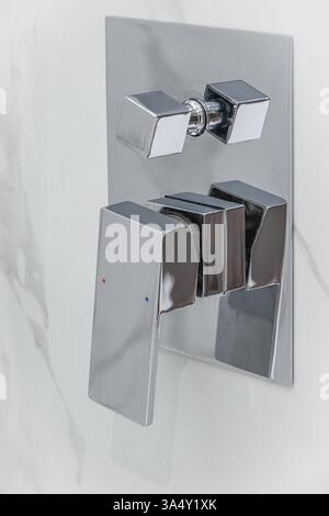 rubinetto miscelatore a 2 vie a incasso con deviatore per doccia e vasca da bagno. Rubinetto, rubinetto bagno in metallo, miscelatore acqua calda e fredda, doccia moderna Foto Stock