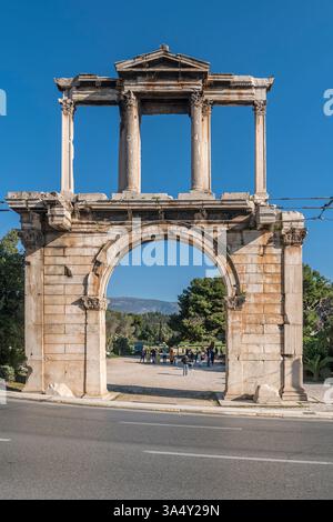 L'antico Arco di Adriano nel centro storico di Atene, in Grecia Foto Stock