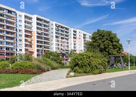 Plattenbauten aus den 1980er Jahren an der Zwickauer Mulde, Zwickau, Sachsen, Deutschland *** edifici prefabbricati dagli anni '1980 sullo Zwickauer Foto Stock