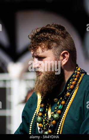 SIDMOUTH, DEVON, Regno Unito - 6 AGOSTO 2023 Sidmouth Folk Festival Chiltern centinaia Clog Morris in costume verde, nero e oro Foto Stock