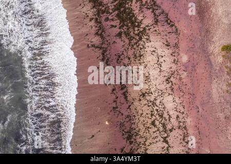 Onde sulla spiaggia di Swakopmund, Namibia. Foto Stock