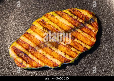 Filetto di salmone grigliato con segni di levigatura su una teglia antiaderente, vista dall'alto verso il basso. Foto Stock
