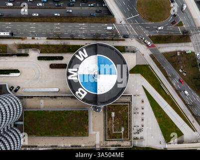 Veduta aerea del Museo BMW, del BMW Welt e della Torre a quattro cilindri di Monaco Foto Stock