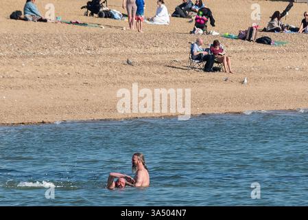 Southend on Sea, Essex, Regno Unito. 20 marzo 2025. Le persone sono fuori a godersi il clima caldo lungo il lungomare di Southend nell'equinozio primaverile, che è il primo giorno di primavera astronomica. Le previsioni hanno previsto che potrebbe essere il giorno più caldo del 2025 nel Regno Unito Foto Stock