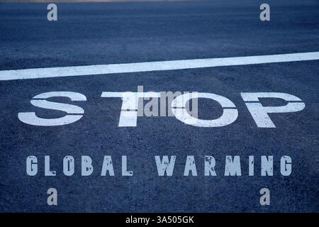 interrompere il concetto di riscaldamento globale. segnale stradale con messaggio scritto sull'asfalto. Foto Stock
