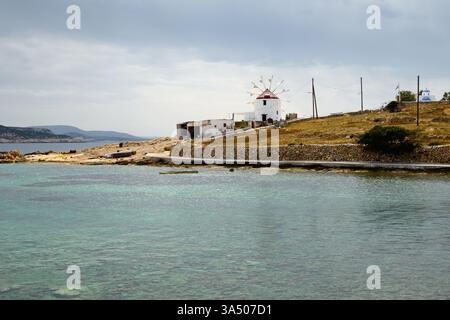 Il vecchio mulino a vento situato sulla costa meridionale di Ano Koufonisi. Piccole Cicladi, Grecia Foto Stock