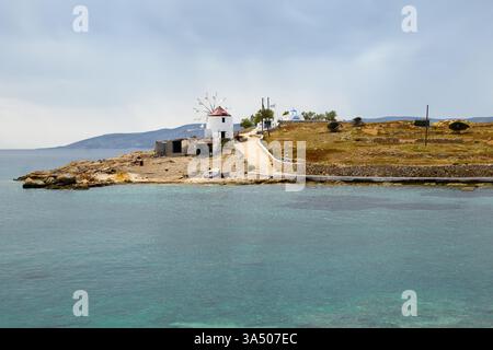 Il vecchio mulino a vento situato sulla costa meridionale di Ano Koufonisi. Piccole Cicladi, Grecia Foto Stock